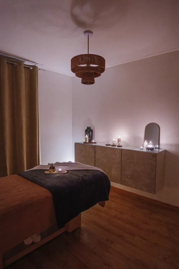 Salle de massage chaleureuse et apaisante à Pau – espace cocon pour soins personnalisés Maison HBM