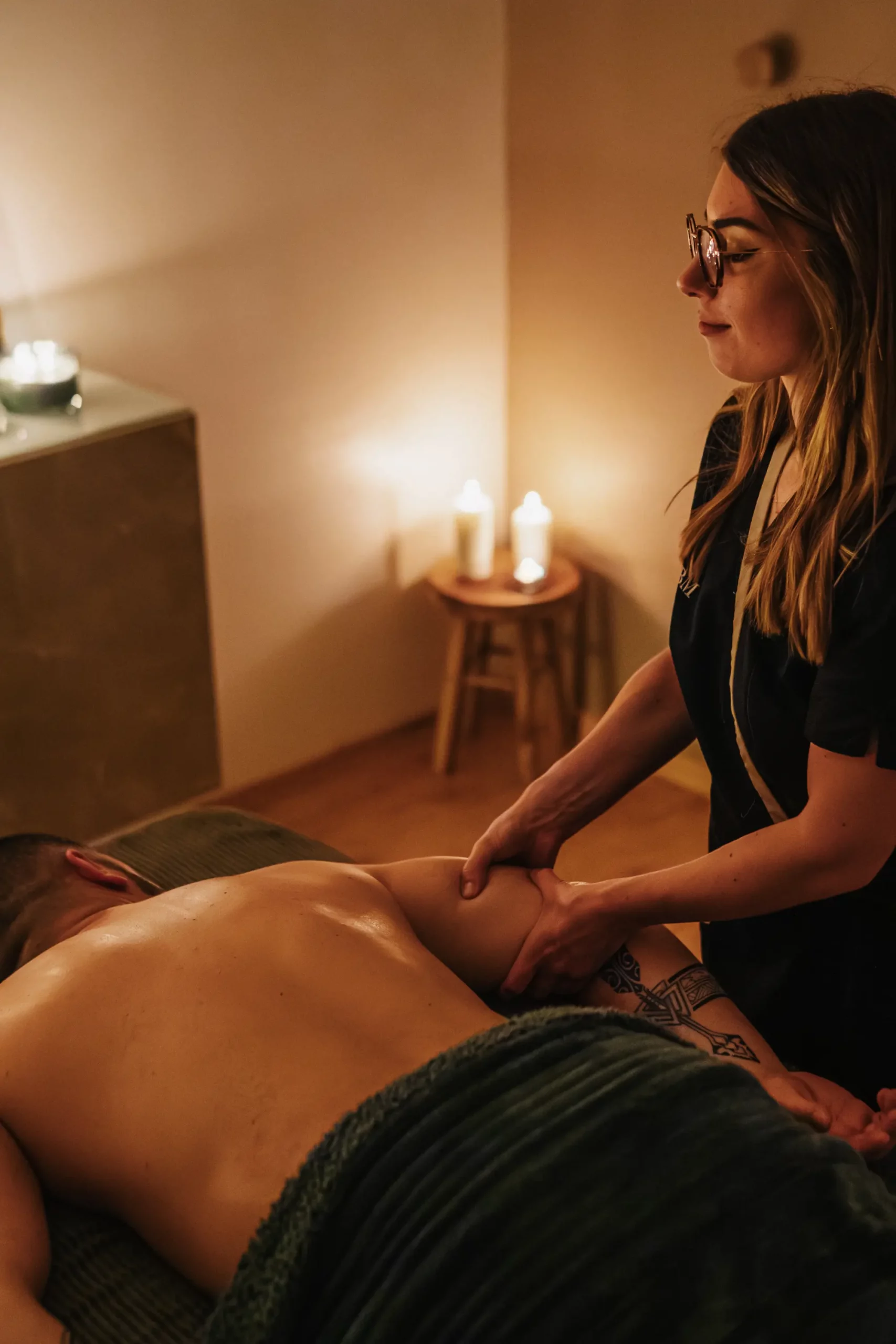 Tensions dans le corps Massage à l’huile chaude – réconfort et recentrage