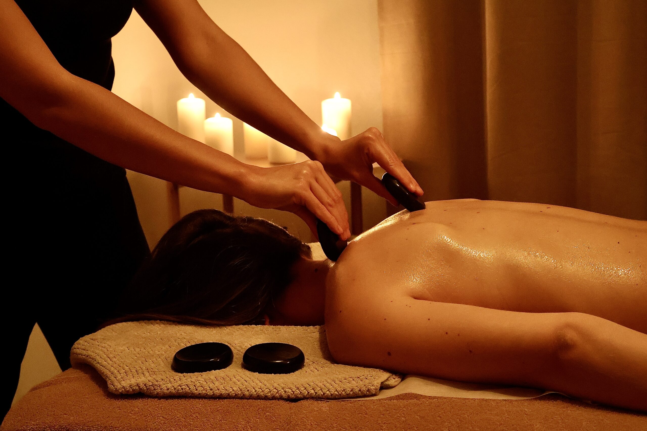 Soin du dos aux pierres chaudes chez maison HBM